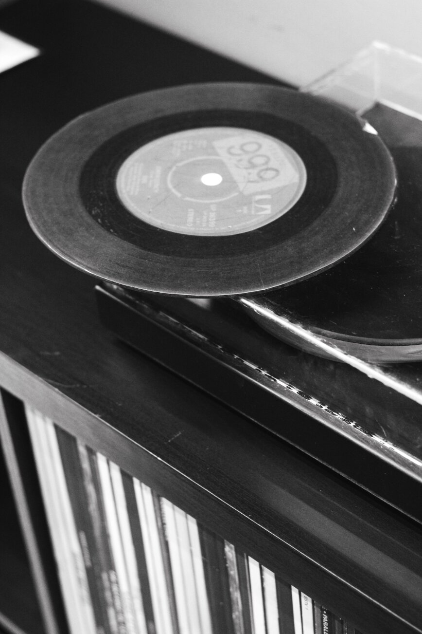Disco in vinile 7 pollici appoggiato sulla copertina