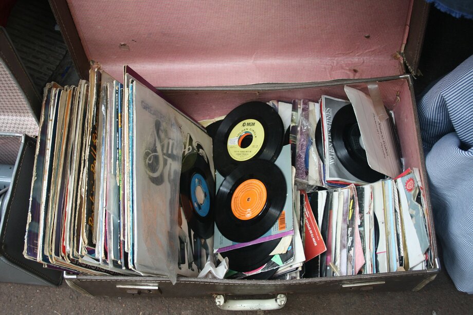 Studio di registrazione con CD sugli scaffali
