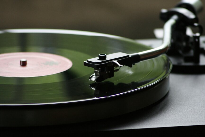 Dischi in vinile su un giradischi